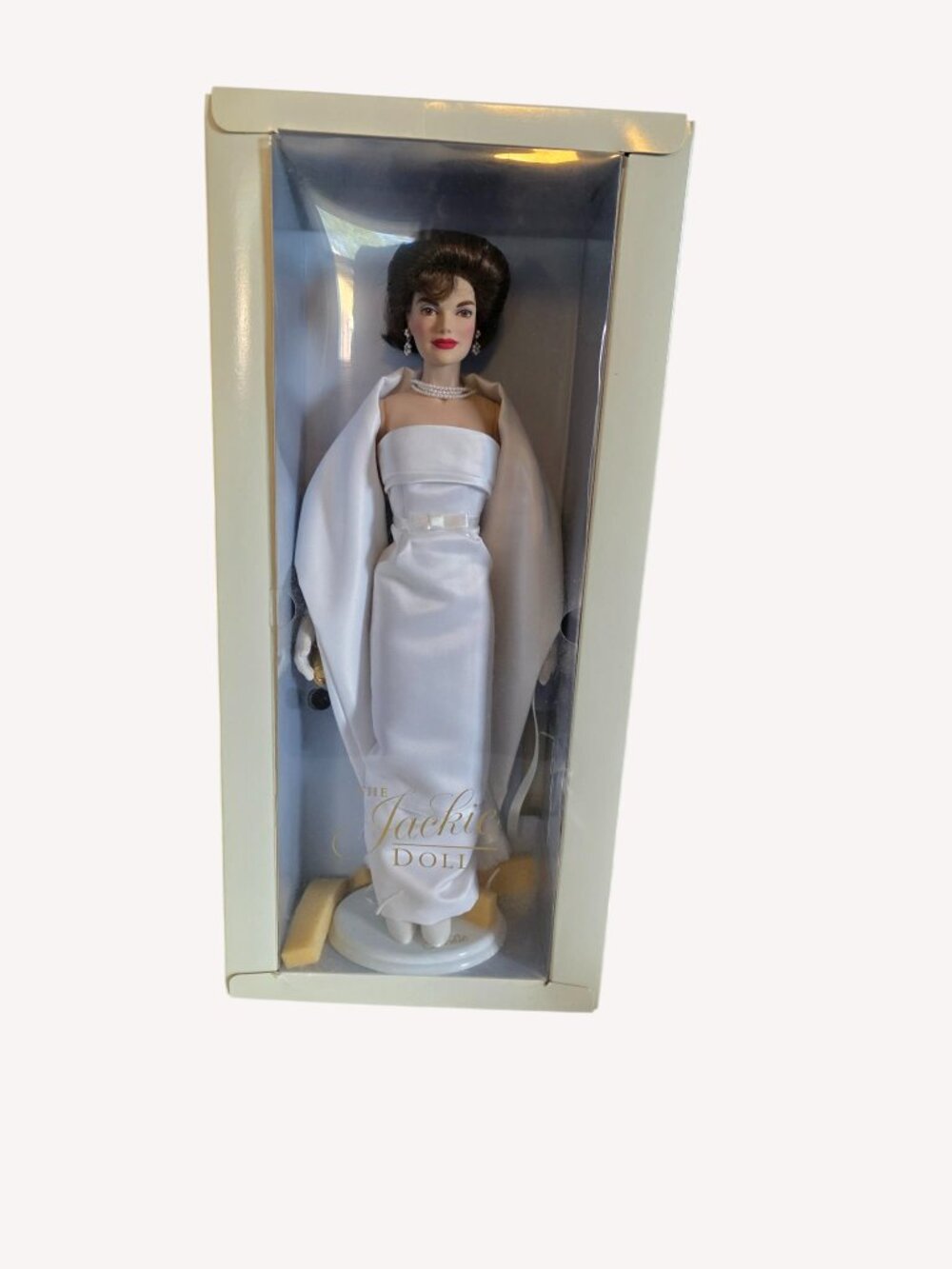 Franklin Mint Jacqueline Kennedy "The Jackie Doll" Inaugural Gala Portrait Doll - Picture 10 of 10